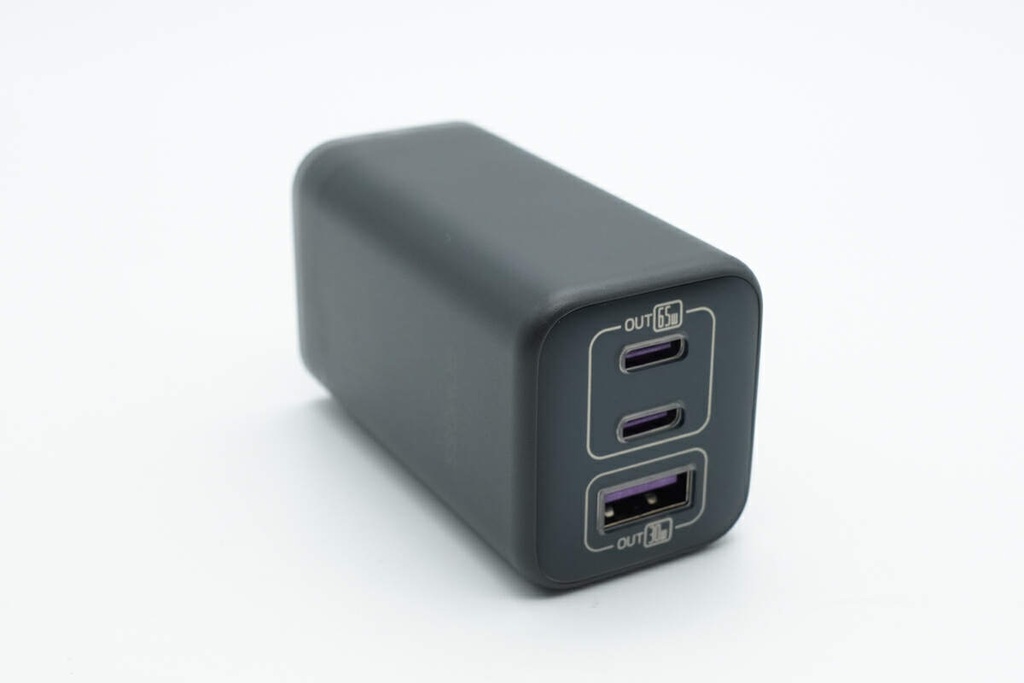 ADAPTADOR ROMOSS-AC65MC UNIVERSAL COMPATIBLE CON MÚLTIPLES PUERTOS USB A Y USB C DE CARGA RÁPIDA 